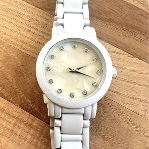 Geneva ladies white fashion watch NEW BATTERY